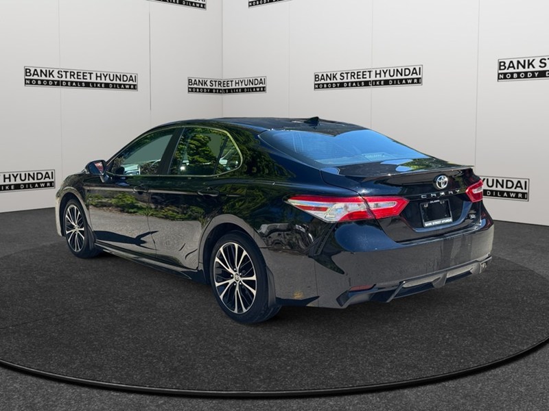 2020 Toyota Camry SE Auto